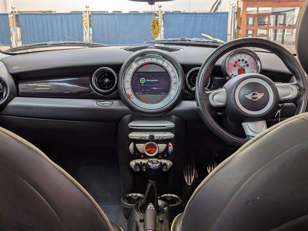 <p>2006 MINI COOPER S</p>