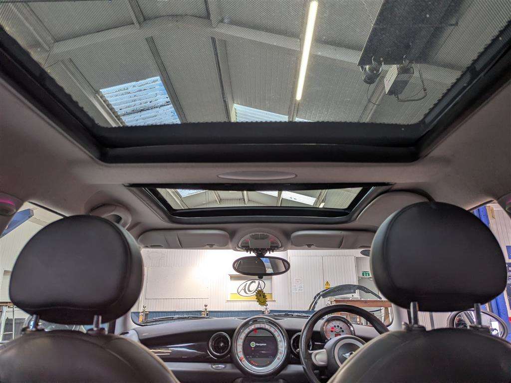 <p>2006 MINI COOPER S</p>