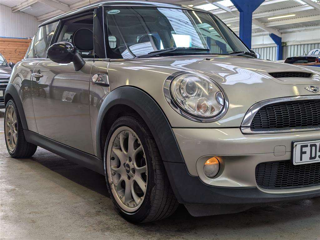 <p>2006 MINI COOPER S</p>