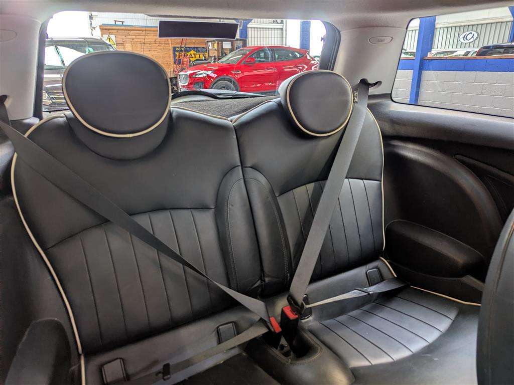 <p>2006 MINI COOPER S</p>