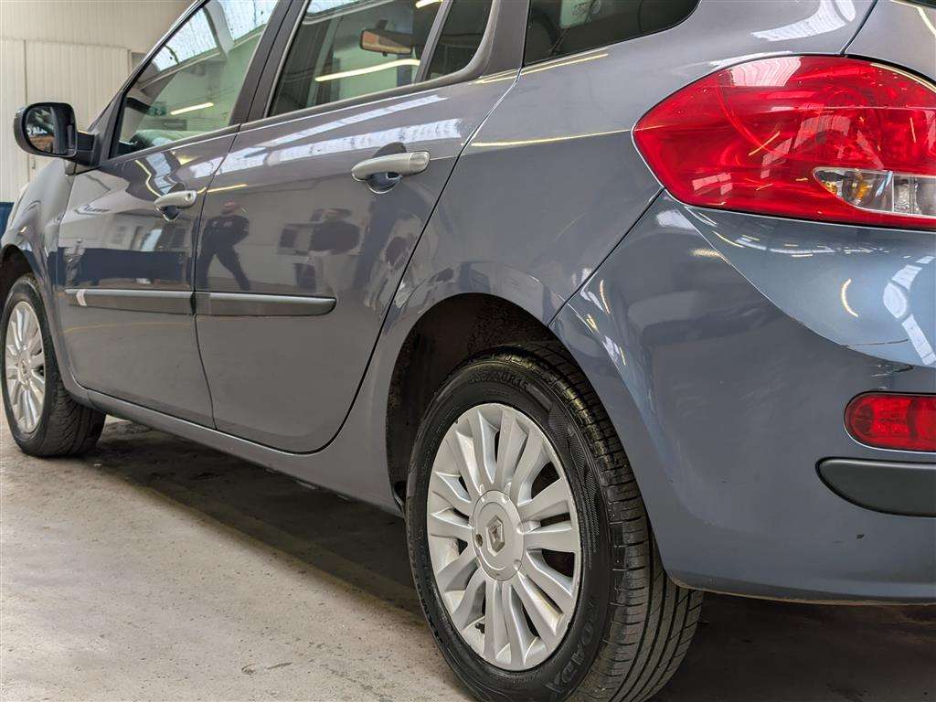 <p>2009 RENAULT CLIO EXPRESSION 16V</p>