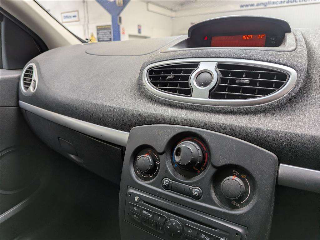 <p>2009 RENAULT CLIO EXPRESSION 16V</p>