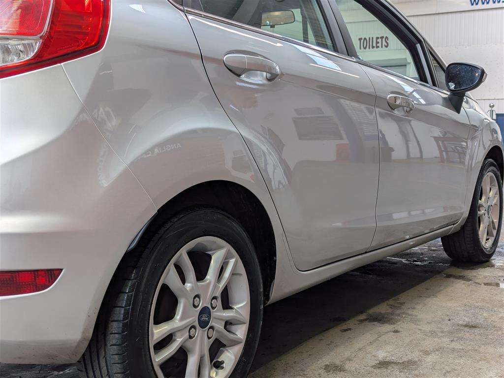 <p>2015 FORD FIESTA ZETEC</p>