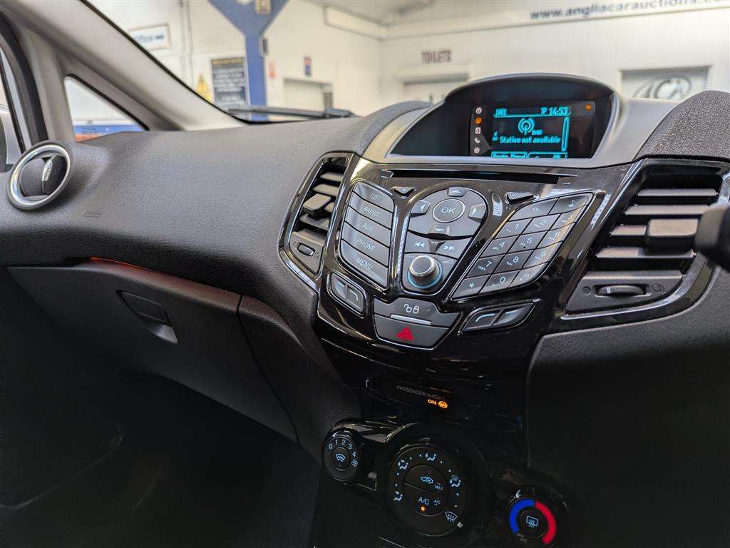 <p>2015 FORD FIESTA ZETEC</p>