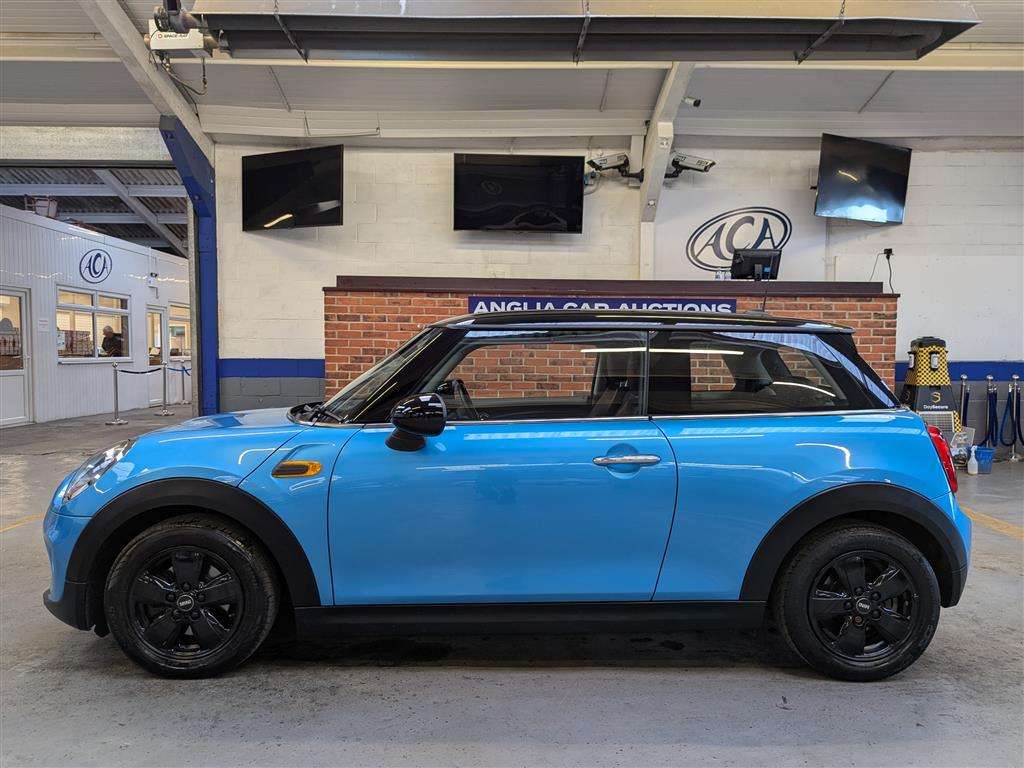 <p>2015 MINI COOPER</p>