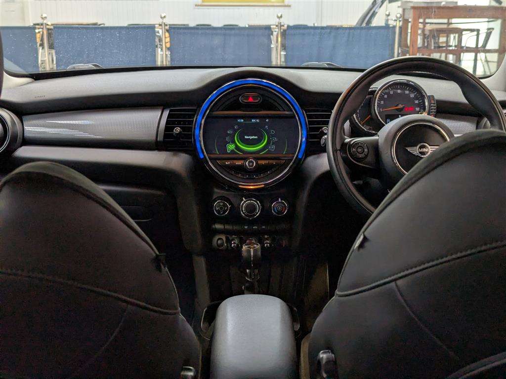 <p>2015 MINI COOPER</p>