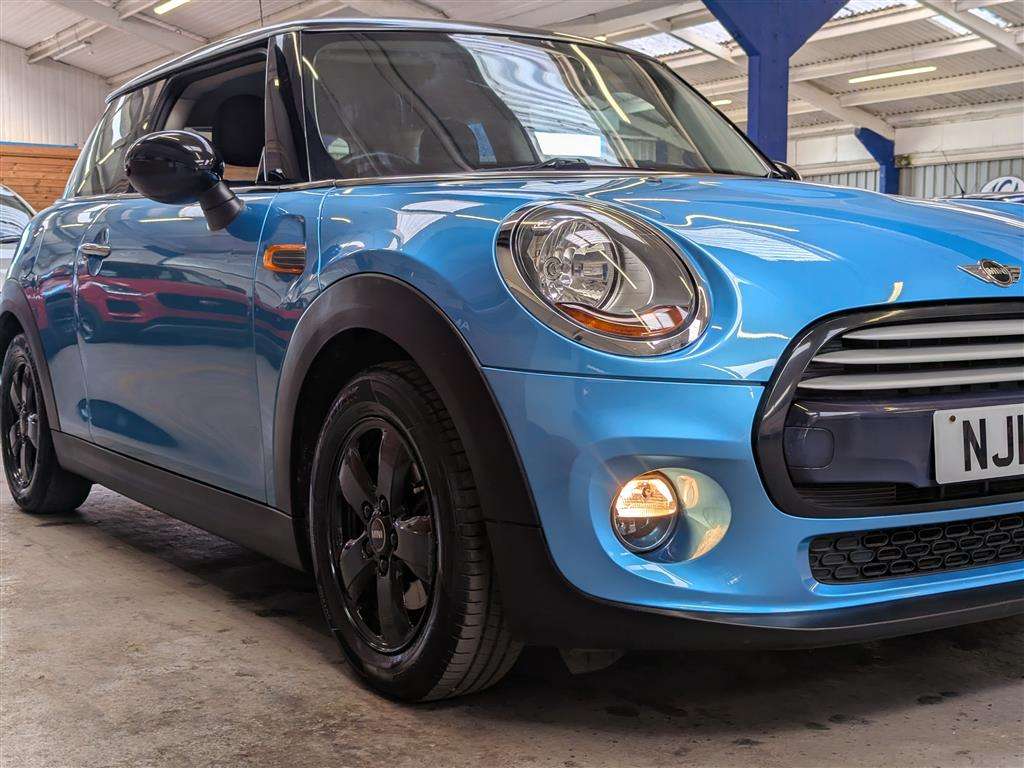 <p>2015 MINI COOPER</p>