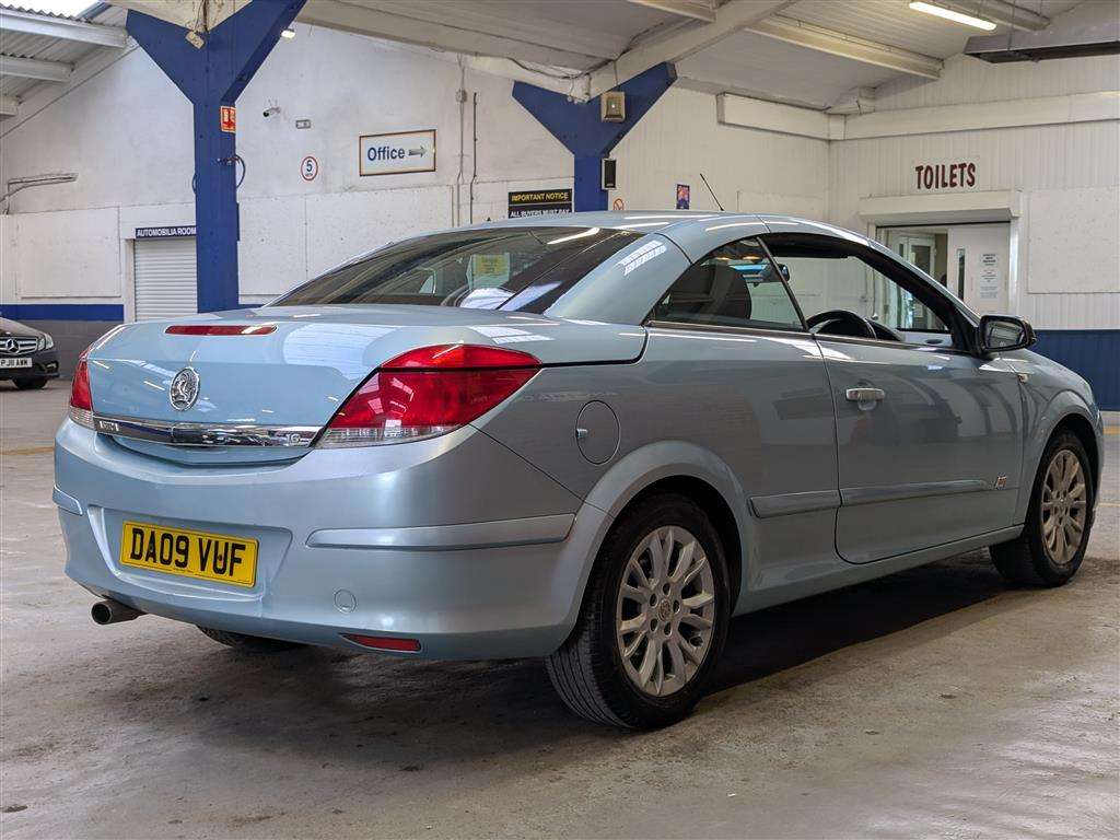 <p>2009 VAUXHALL ASTRA TWINTOP SPORT</p>