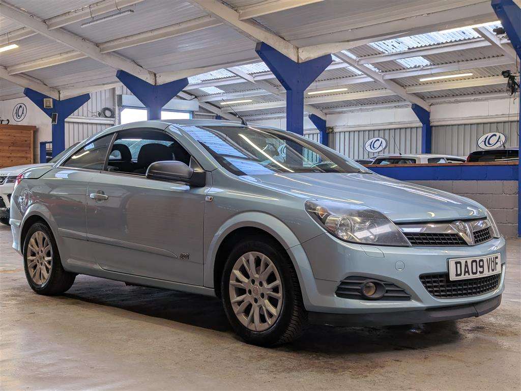 <p>2009 VAUXHALL ASTRA TWINTOP SPORT</p>