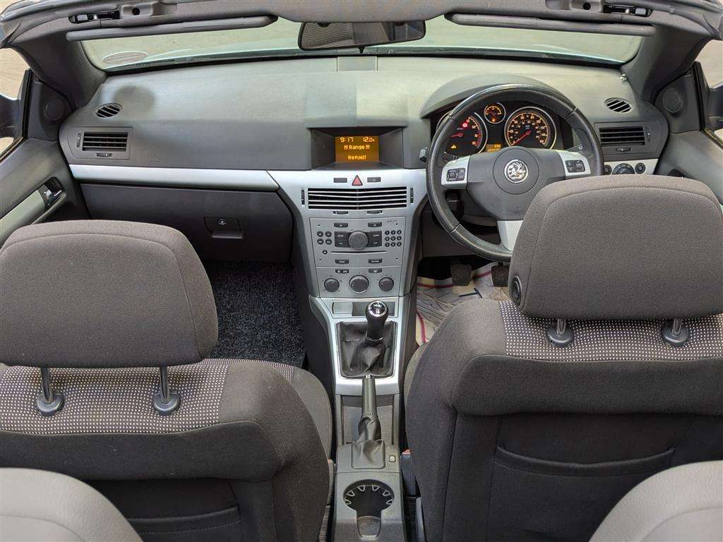 <p>2009 VAUXHALL ASTRA TWINTOP SPORT</p>
