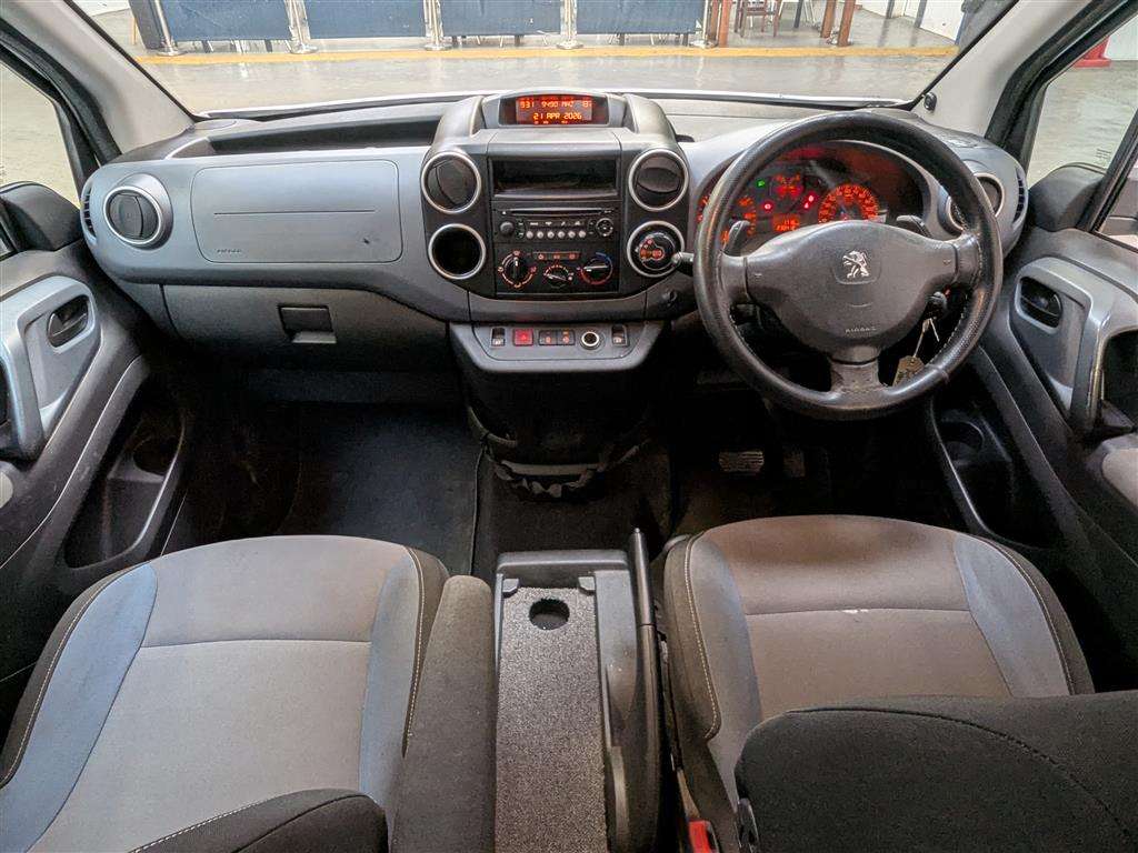 <p>2014 PEUGEOT PREMIER S</p>