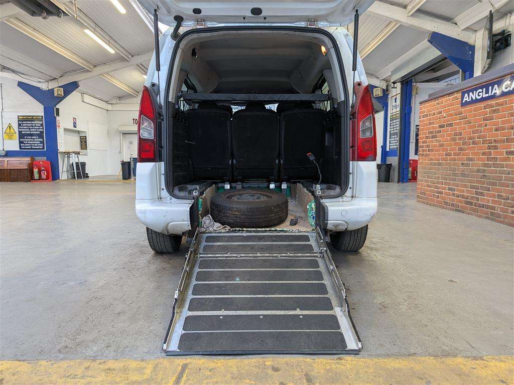 <p>2014 PEUGEOT PREMIER S</p>