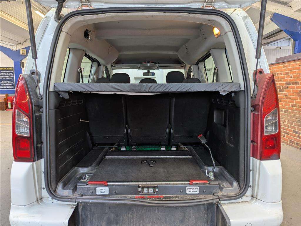 <p>2014 PEUGEOT PREMIER S</p>