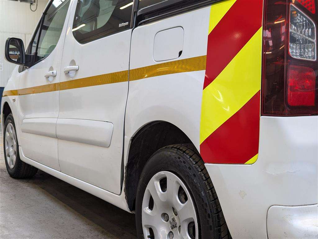 <p>2014 PEUGEOT PREMIER S</p>