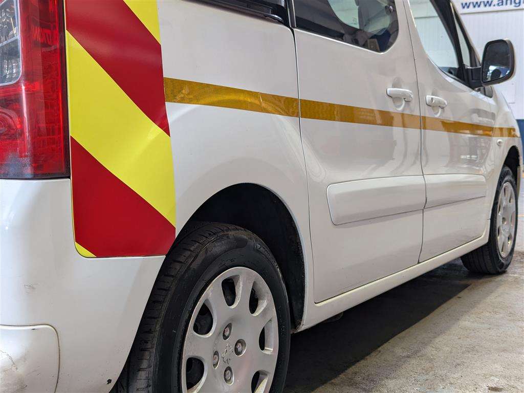 <p>2014 PEUGEOT PREMIER S</p>