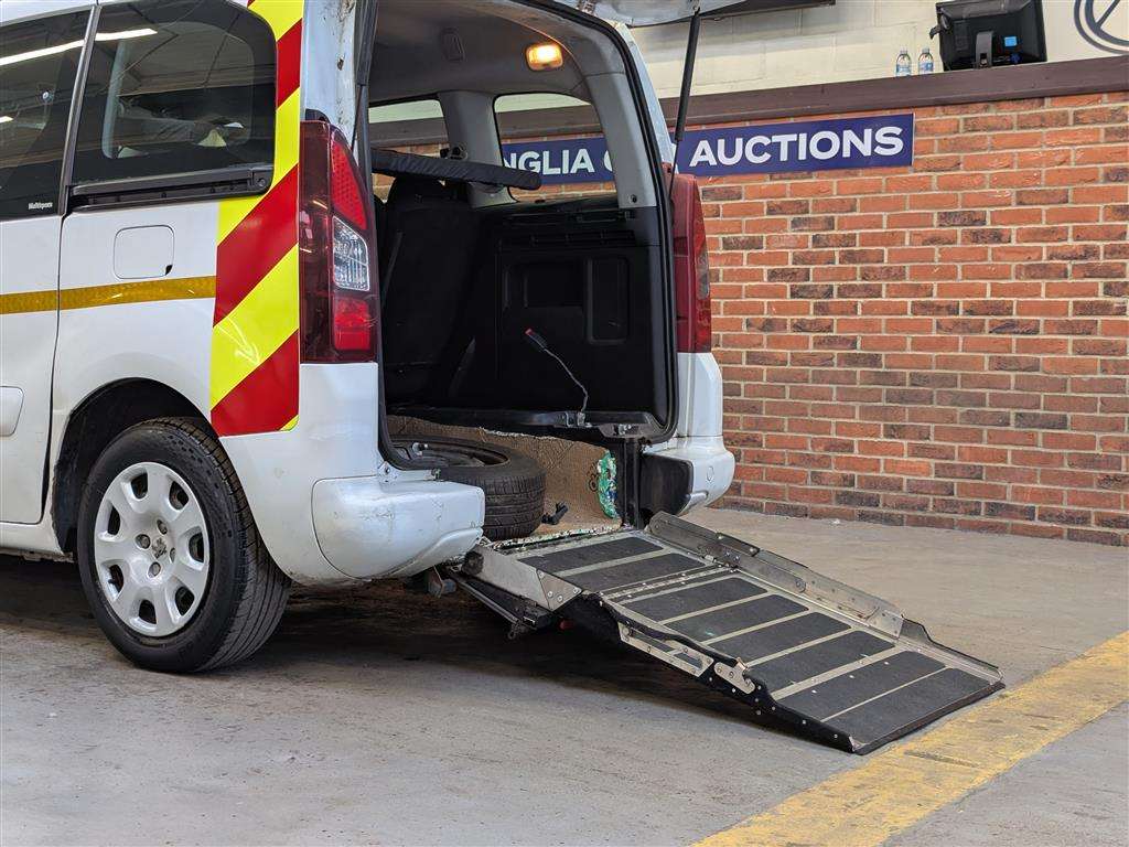 <p>2014 PEUGEOT PREMIER S</p>