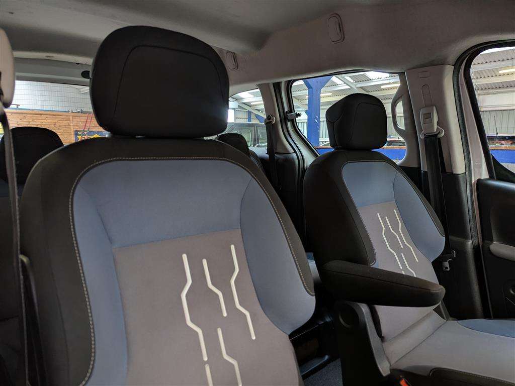 <p>2014 PEUGEOT PREMIER S</p>