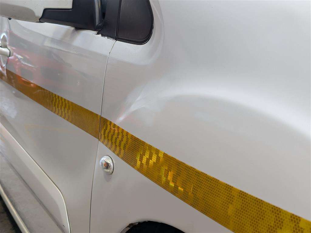 <p>2014 PEUGEOT PREMIER S</p>