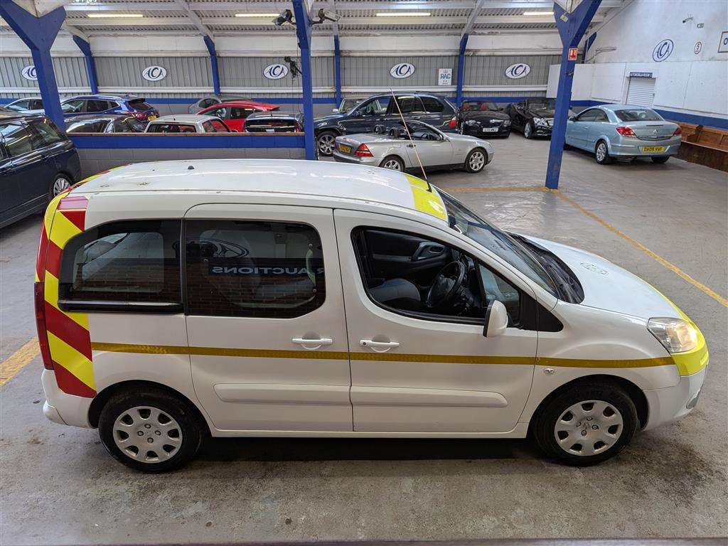 <p>2014 PEUGEOT PREMIER S</p>