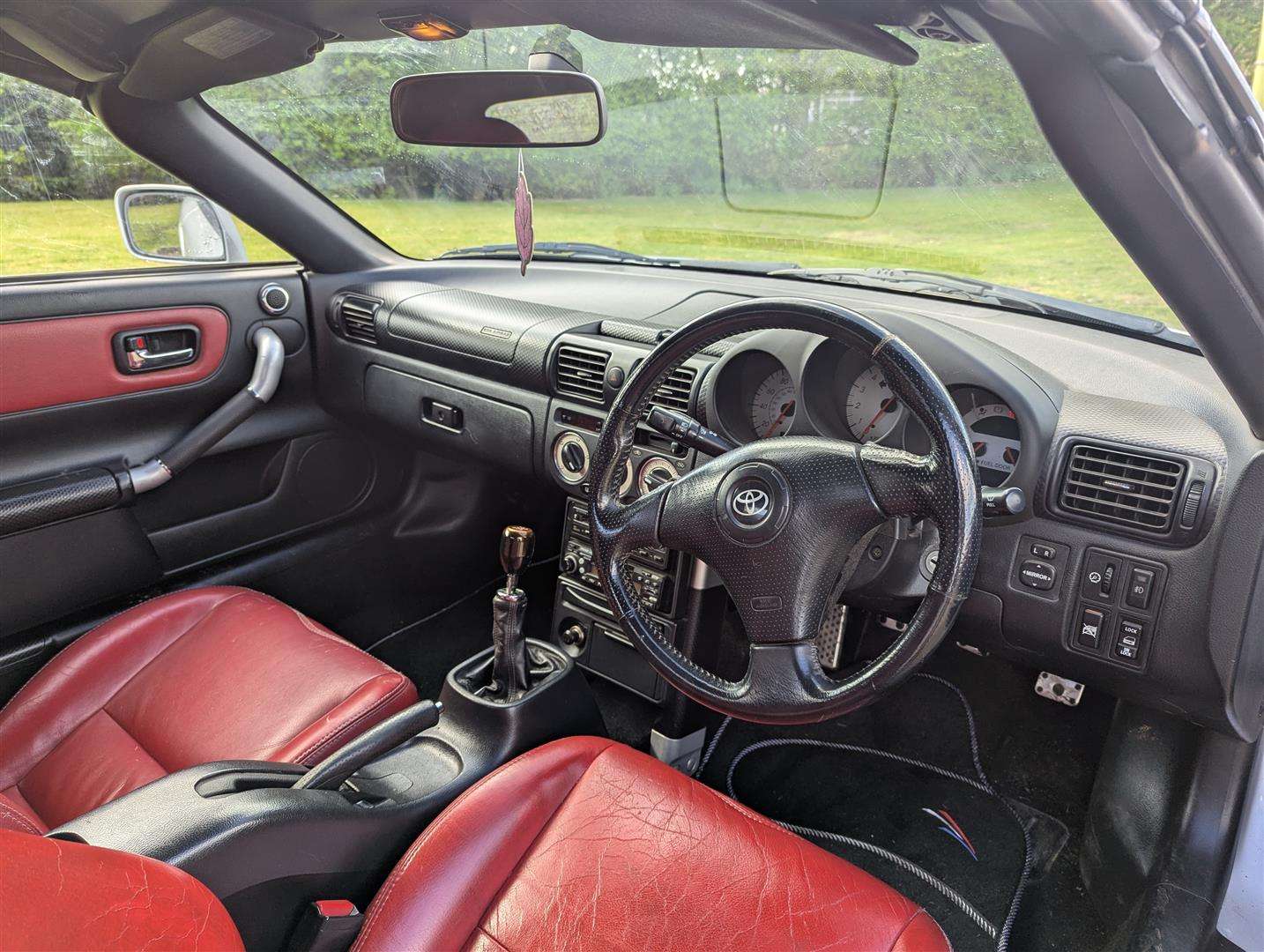 <p>2004 TOYOTA MR2 ROADSTER VVTI</p>