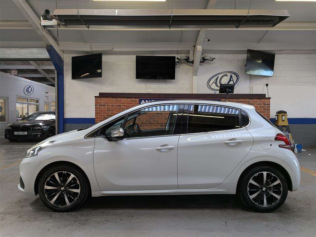 <p>2016 PEUGEOT 208 ALLURE</p>