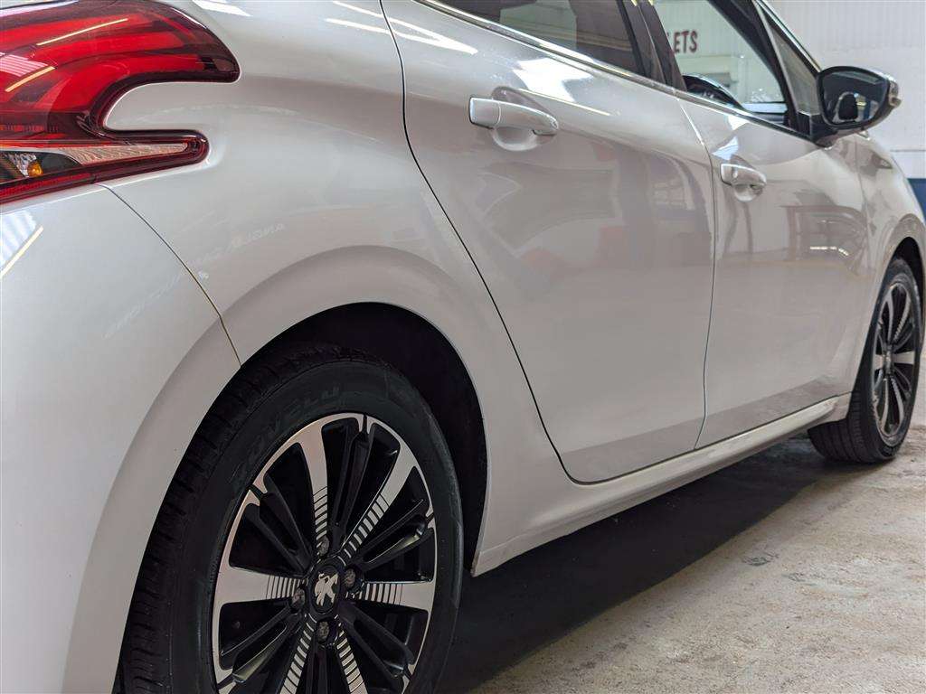 <p>2016 PEUGEOT 208 ALLURE</p>