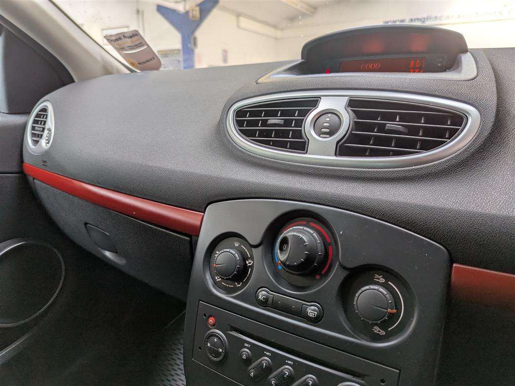 <p>2007 RENAULT CLIO RIP CURL 16V</p>