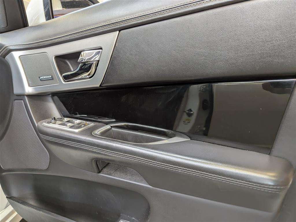 <p>2013 JAGUAR XF S PORTFOL SPORTBRAKE V</p>