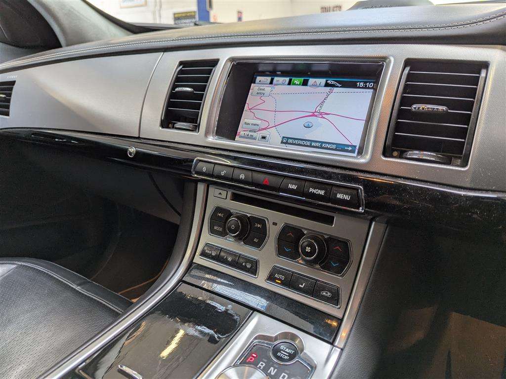 <p>2013 JAGUAR XF S PORTFOL SPORTBRAKE V</p>
