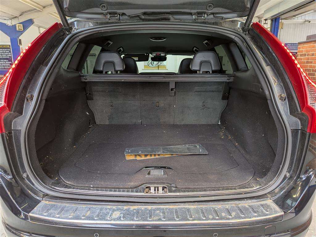 <p>2016 VOLVO XC60 R-DESIGN LUX NAV D5</p>