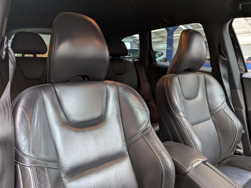 <p>2016 VOLVO XC60 R-DESIGN LUX NAV D5</p>