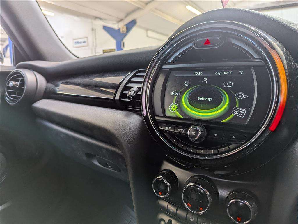 <p>2017 MINI COOPER</p>