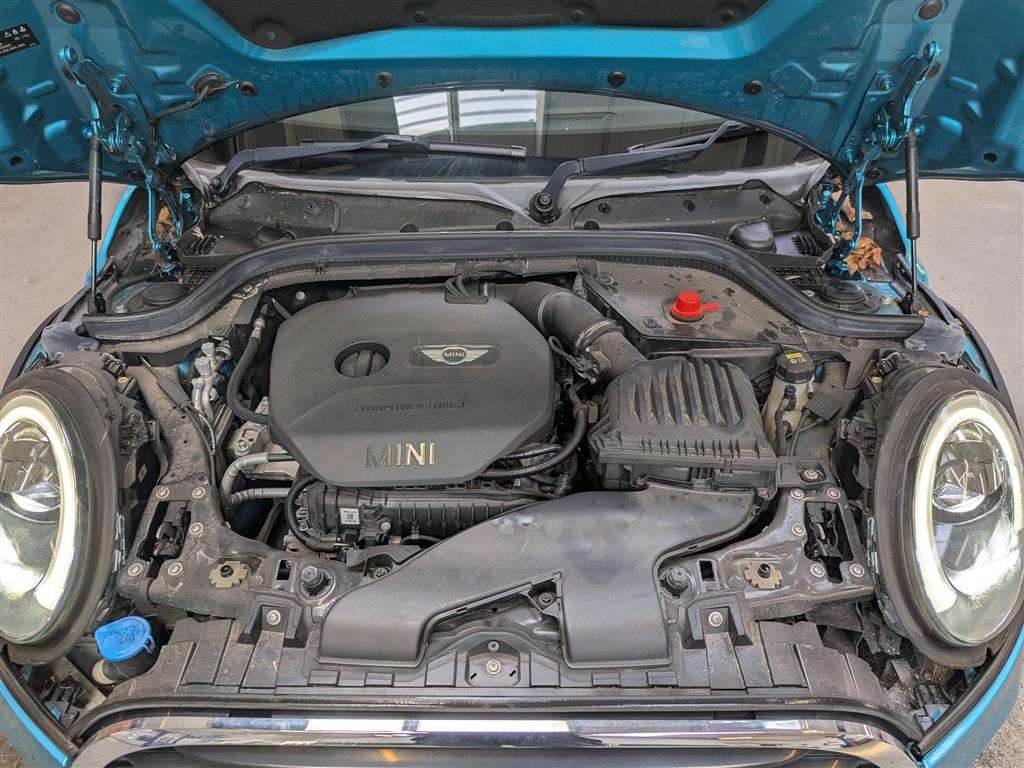 <p>2017 MINI COOPER</p>
