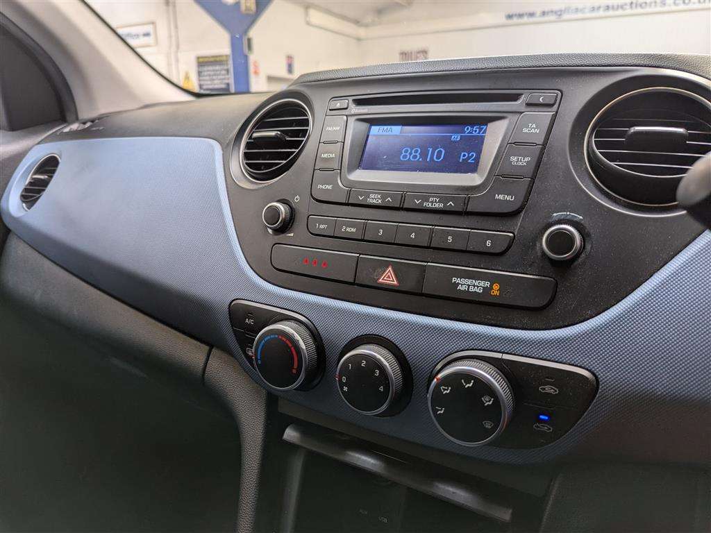 <p>2015 HYUNDAI I10 PREMIUM</p>