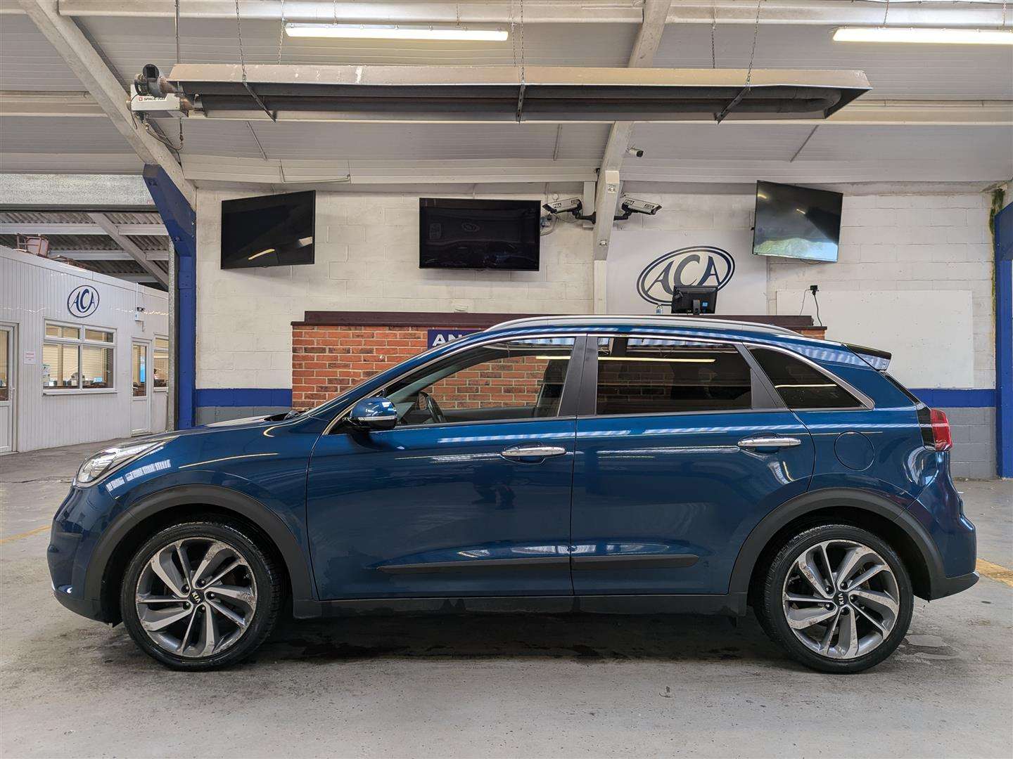 <p>2016 KIA NIRO 3 S-A</p>