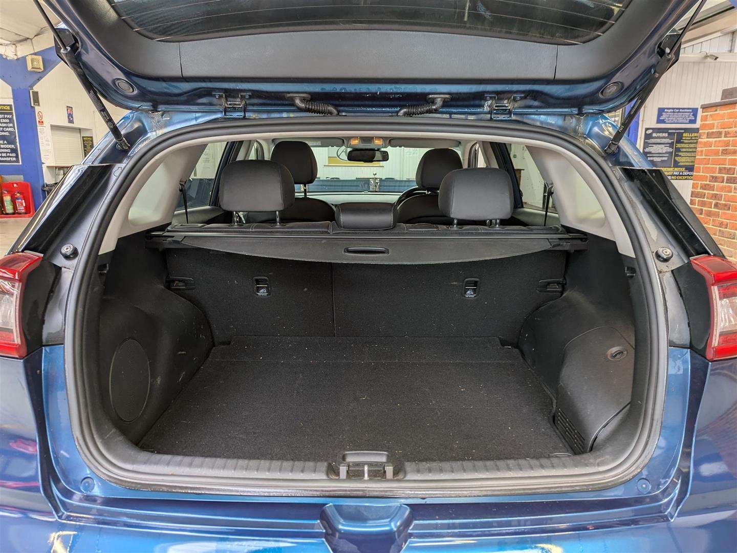 <p>2016 KIA NIRO 3 S-A</p>