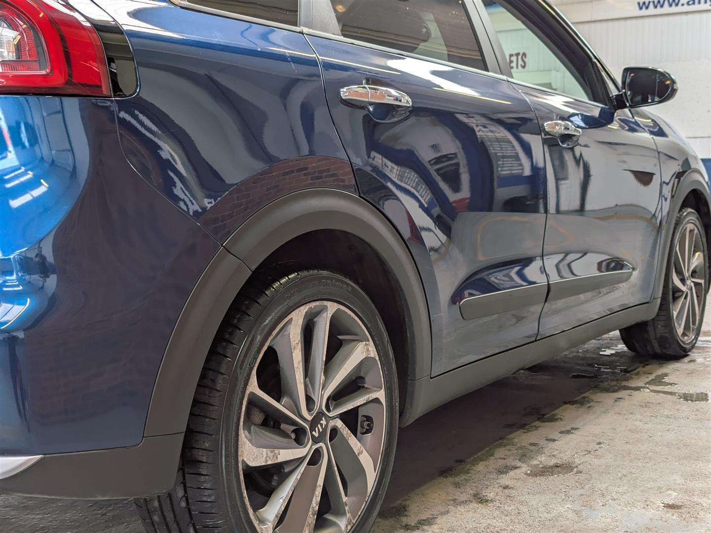 <p>2016 KIA NIRO 3 S-A</p>