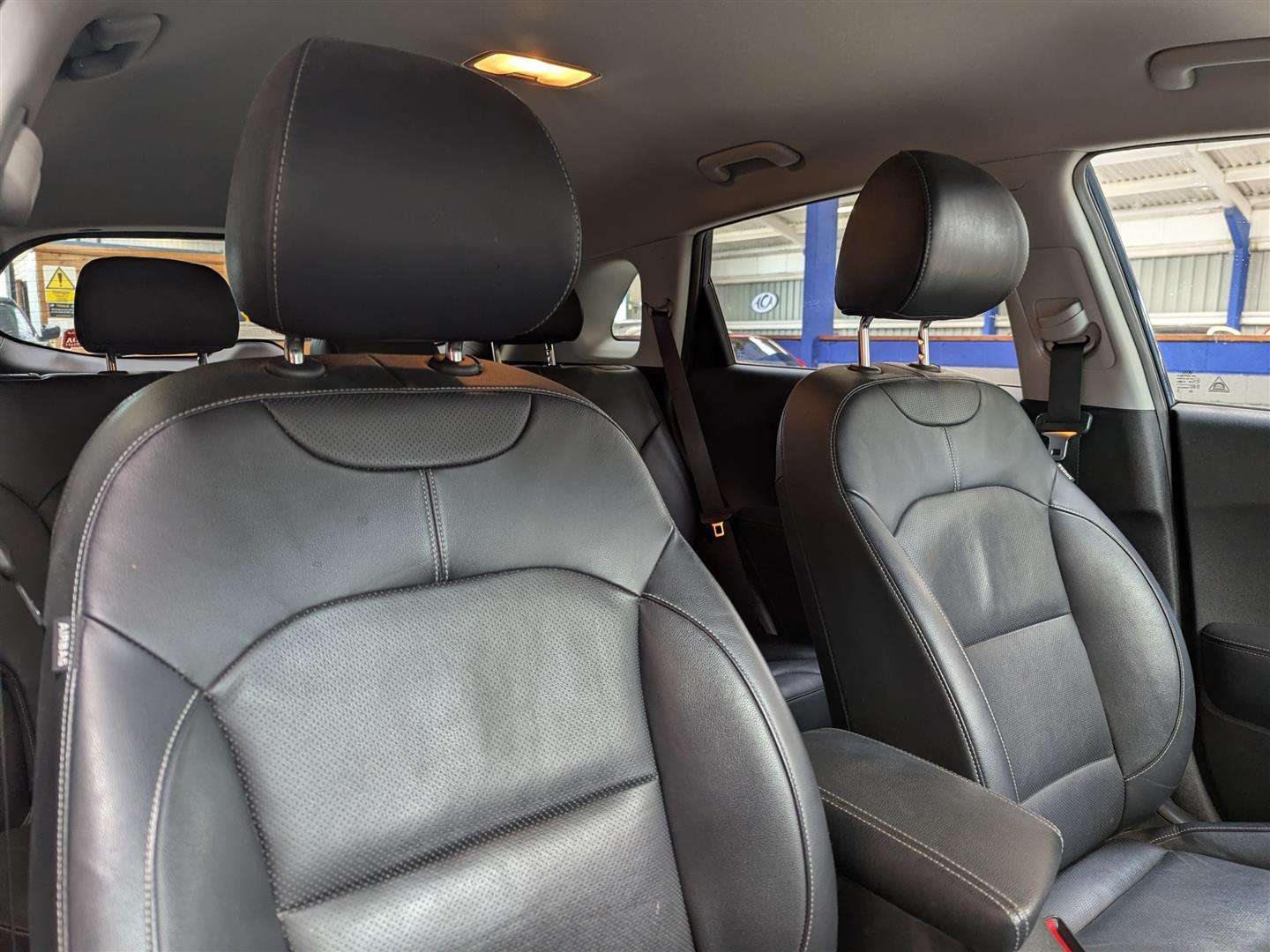 <p>2016 KIA NIRO 3 S-A</p>