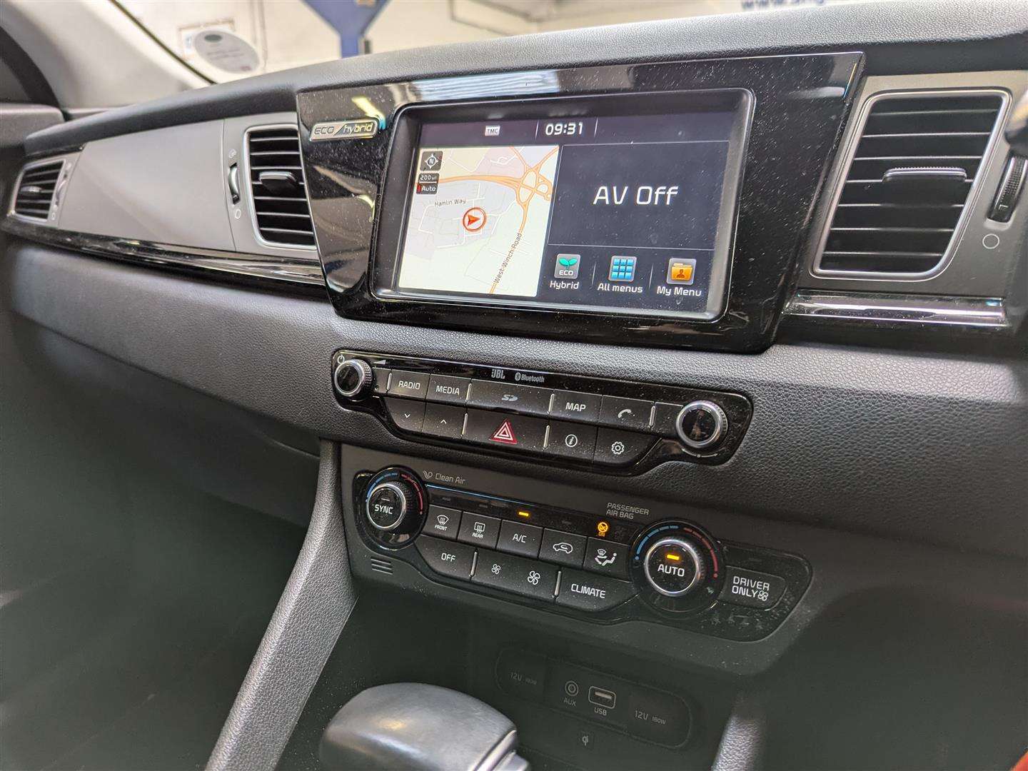<p>2016 KIA NIRO 3 S-A</p>