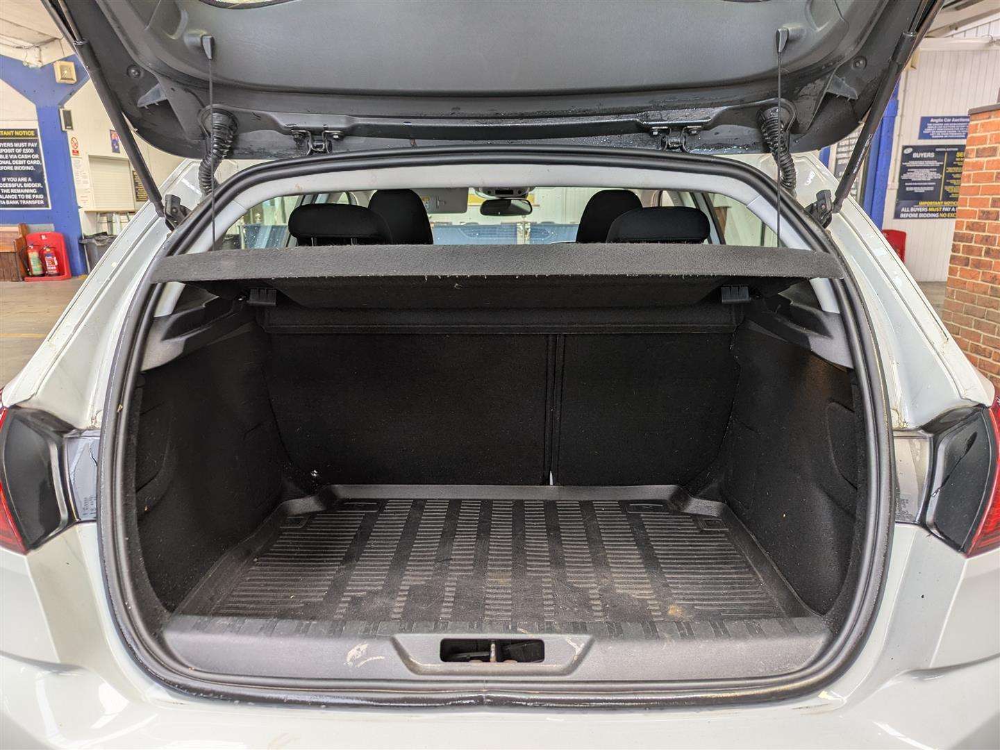 <p>2015 PEUGEOT 308 ACTIVE BLUE HDI S/S</p>