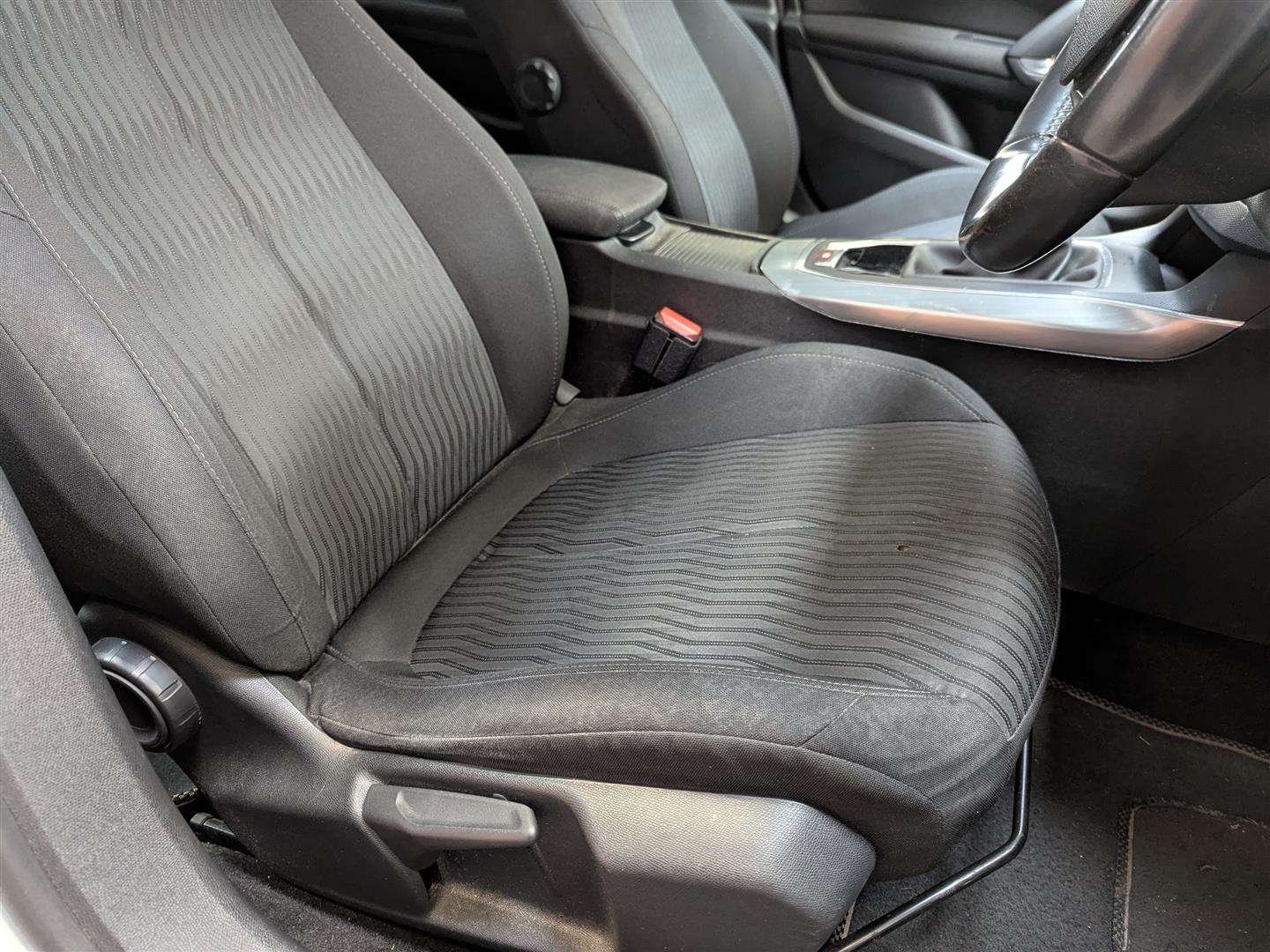 <p>2015 PEUGEOT 308 ACTIVE BLUE HDI S/S</p>