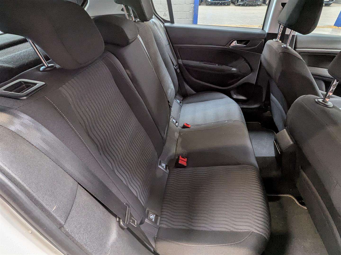 <p>2015 PEUGEOT 308 ACTIVE BLUE HDI S/S</p>