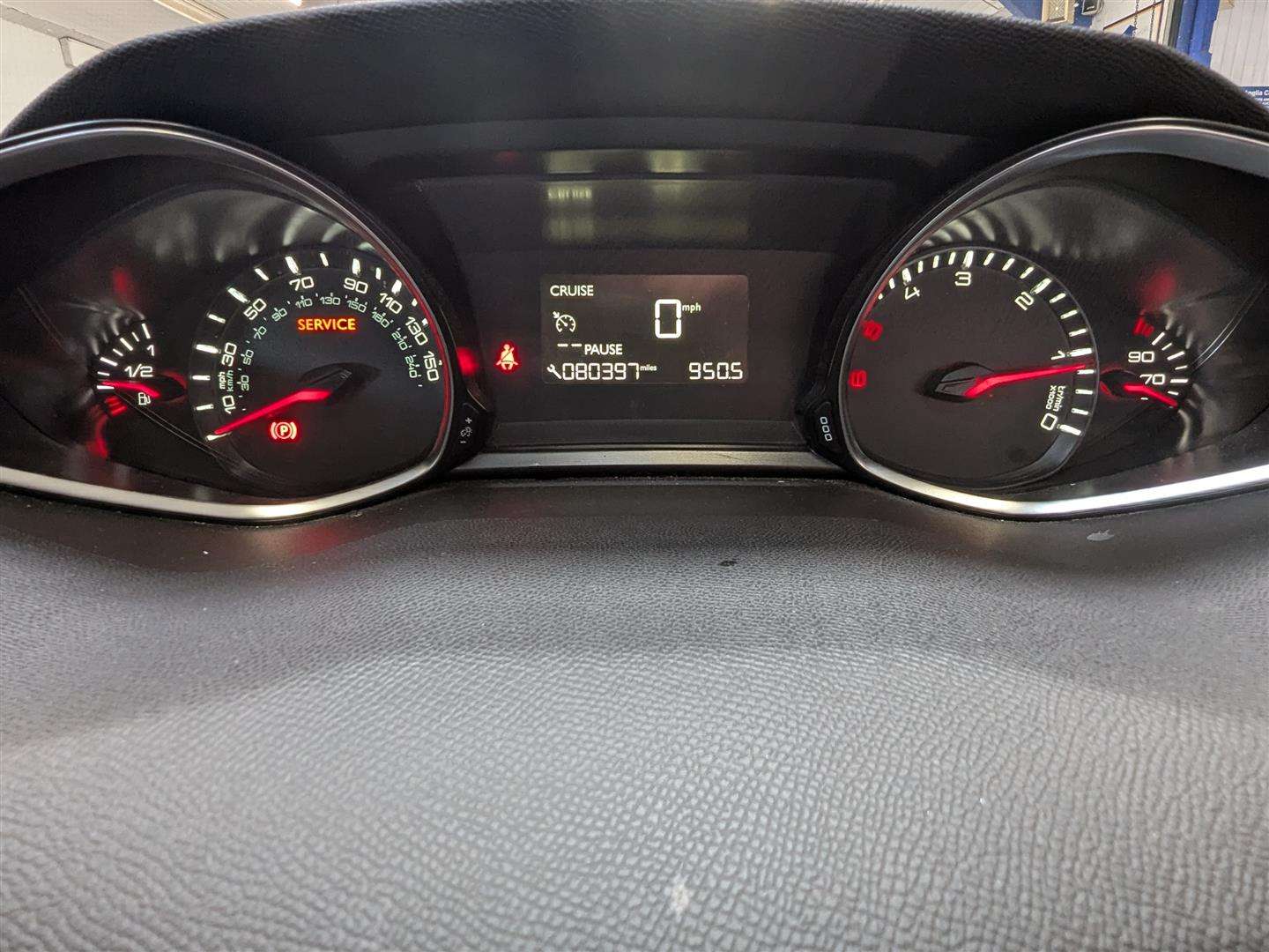 <p>2015 PEUGEOT 308 ACTIVE BLUE HDI S/S</p>