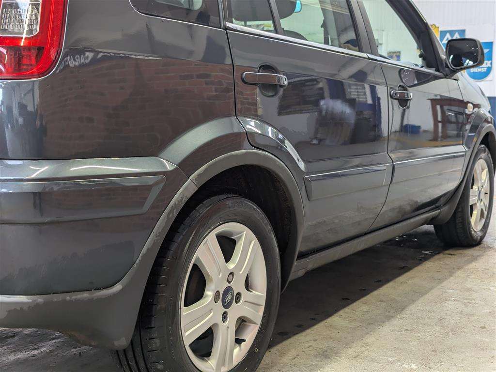 <p>2011 FORD FUSION ZETEC</p>