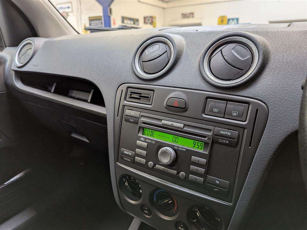 <p>2011 FORD FUSION ZETEC</p>