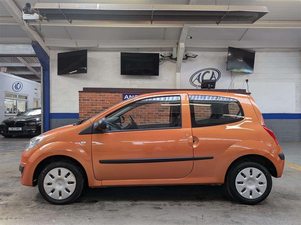<p>2010 RENAULT TWINGO FREEWAY</p>