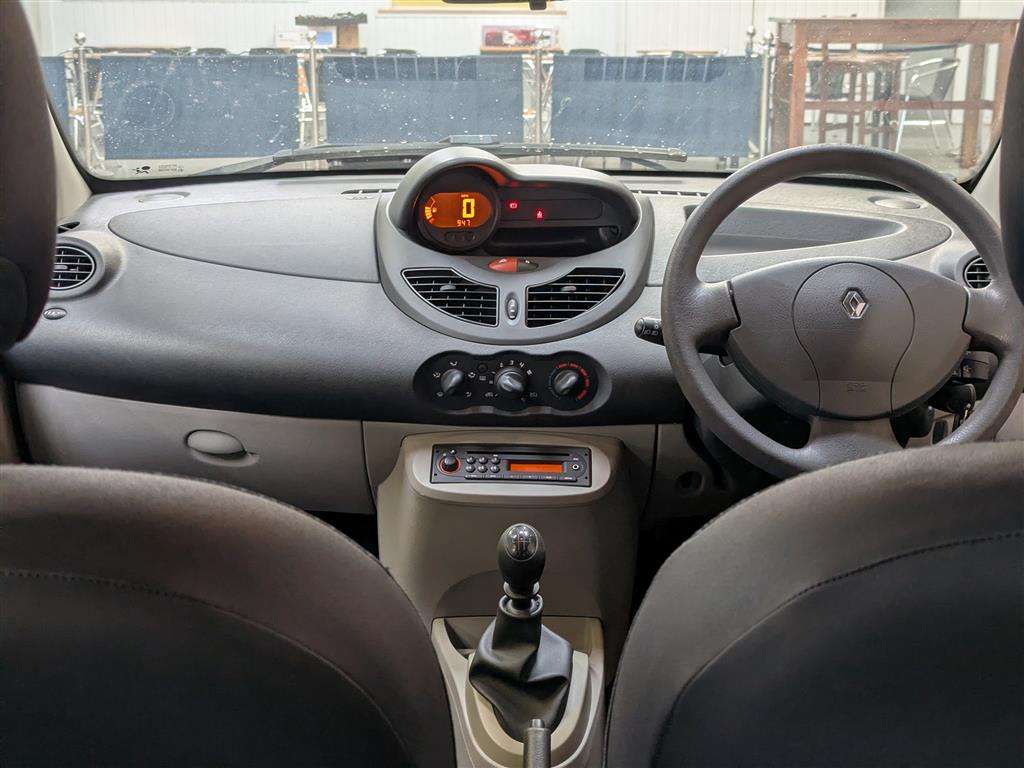 <p>2010 RENAULT TWINGO FREEWAY</p>