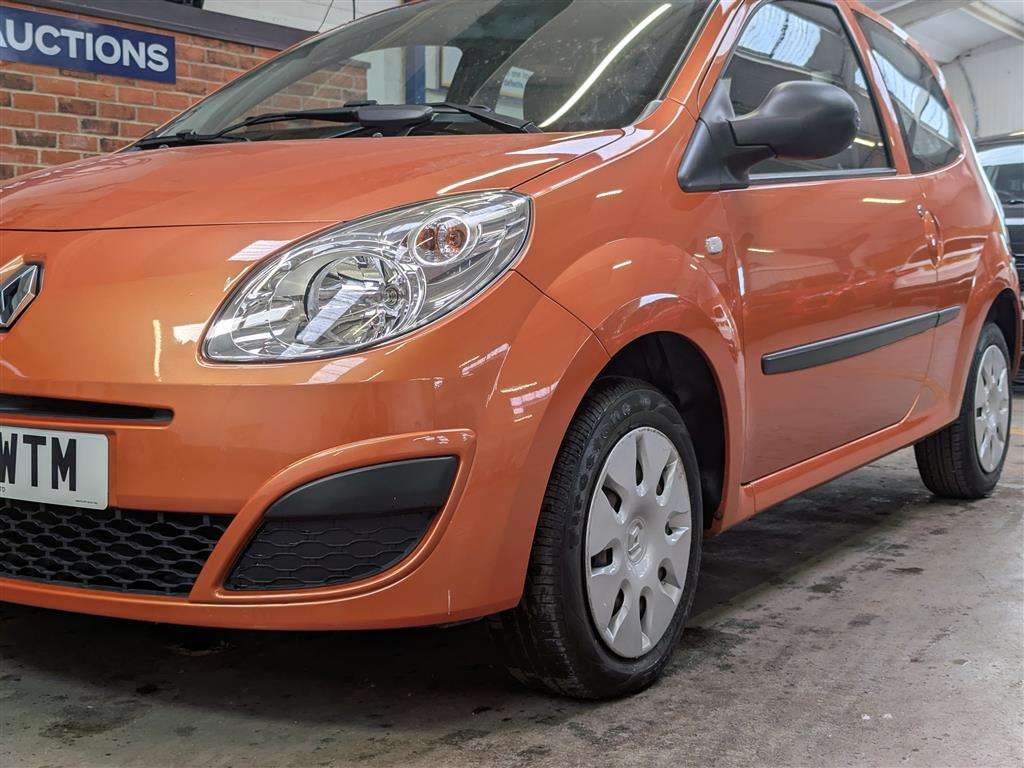 <p>2010 RENAULT TWINGO FREEWAY</p>