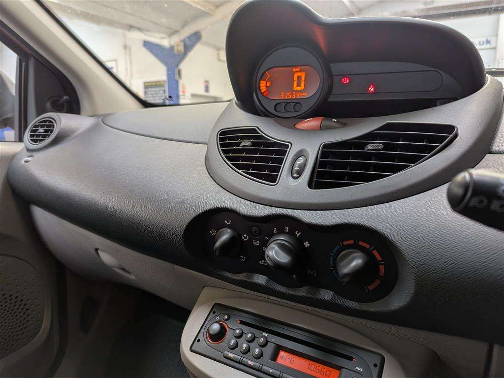 <p>2010 RENAULT TWINGO FREEWAY</p>