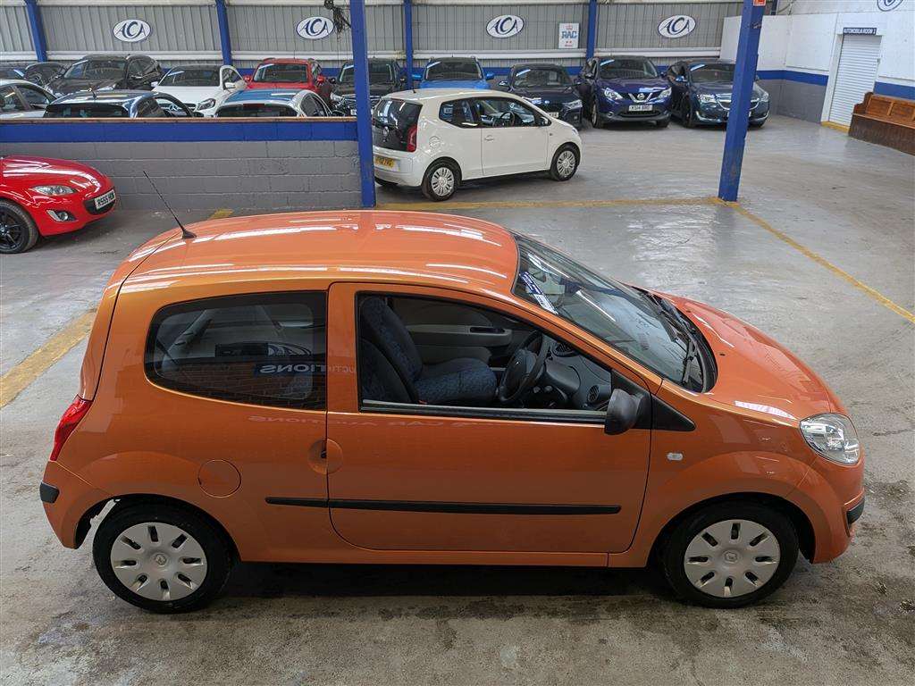 <p>2010 RENAULT TWINGO FREEWAY</p>